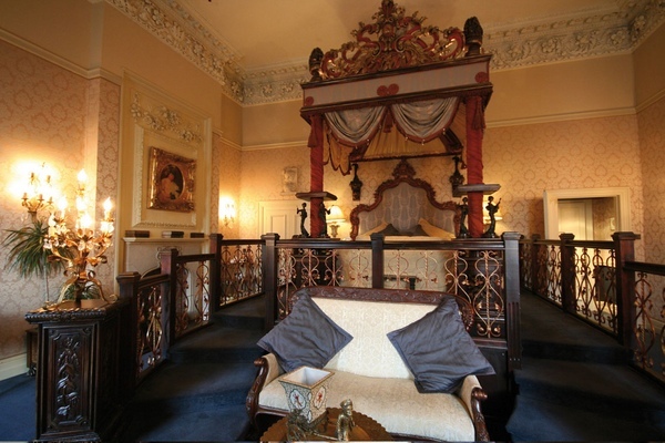 Oriental-style bedroom