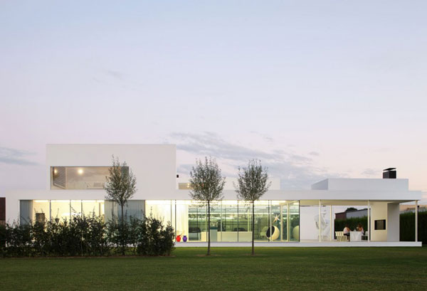 Impeccable Modern Home Design: Villa VH en T in Belgium